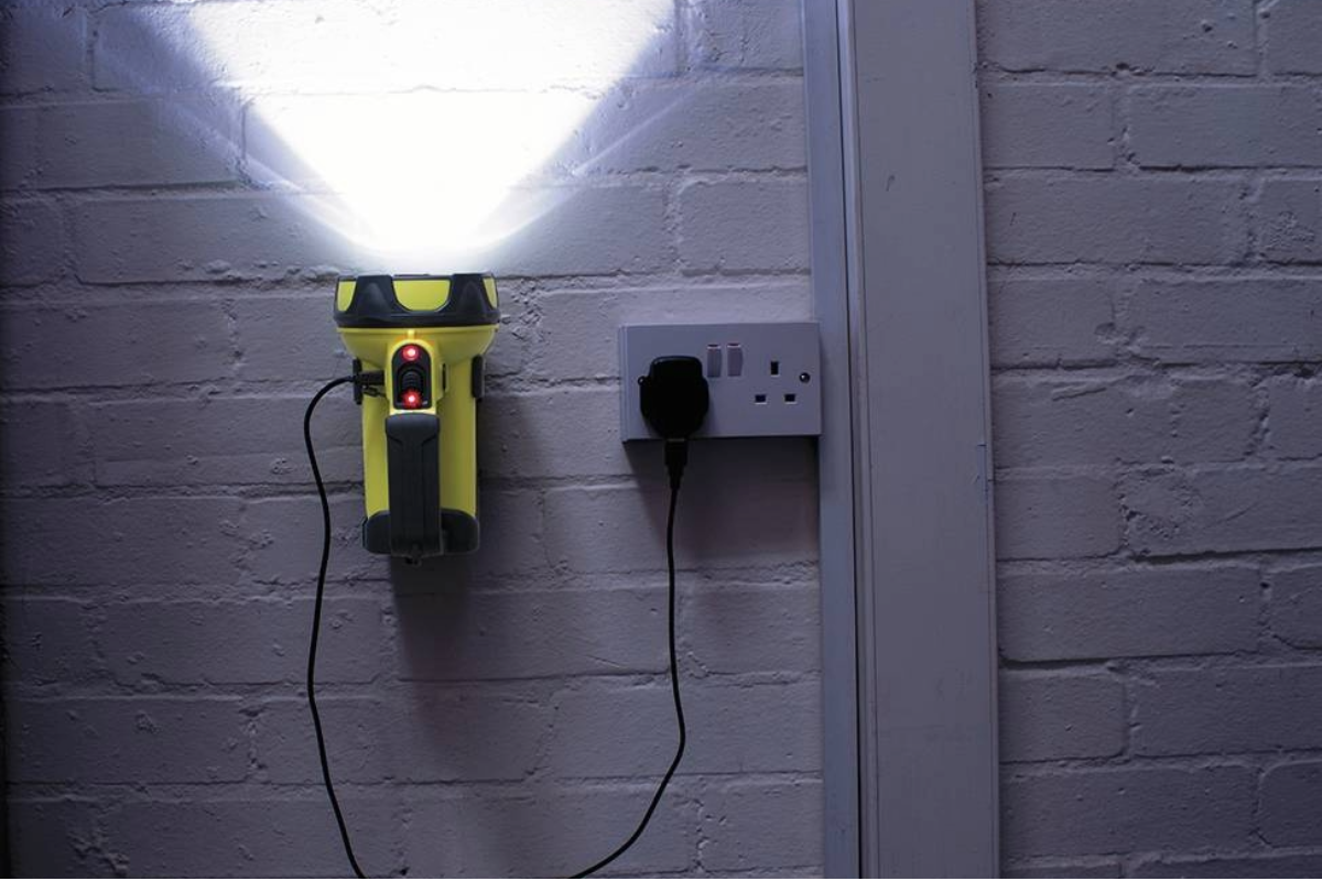 Trio 1000 | 1000 Lumen | Wiederaufladbarer Suchscheinwerfer